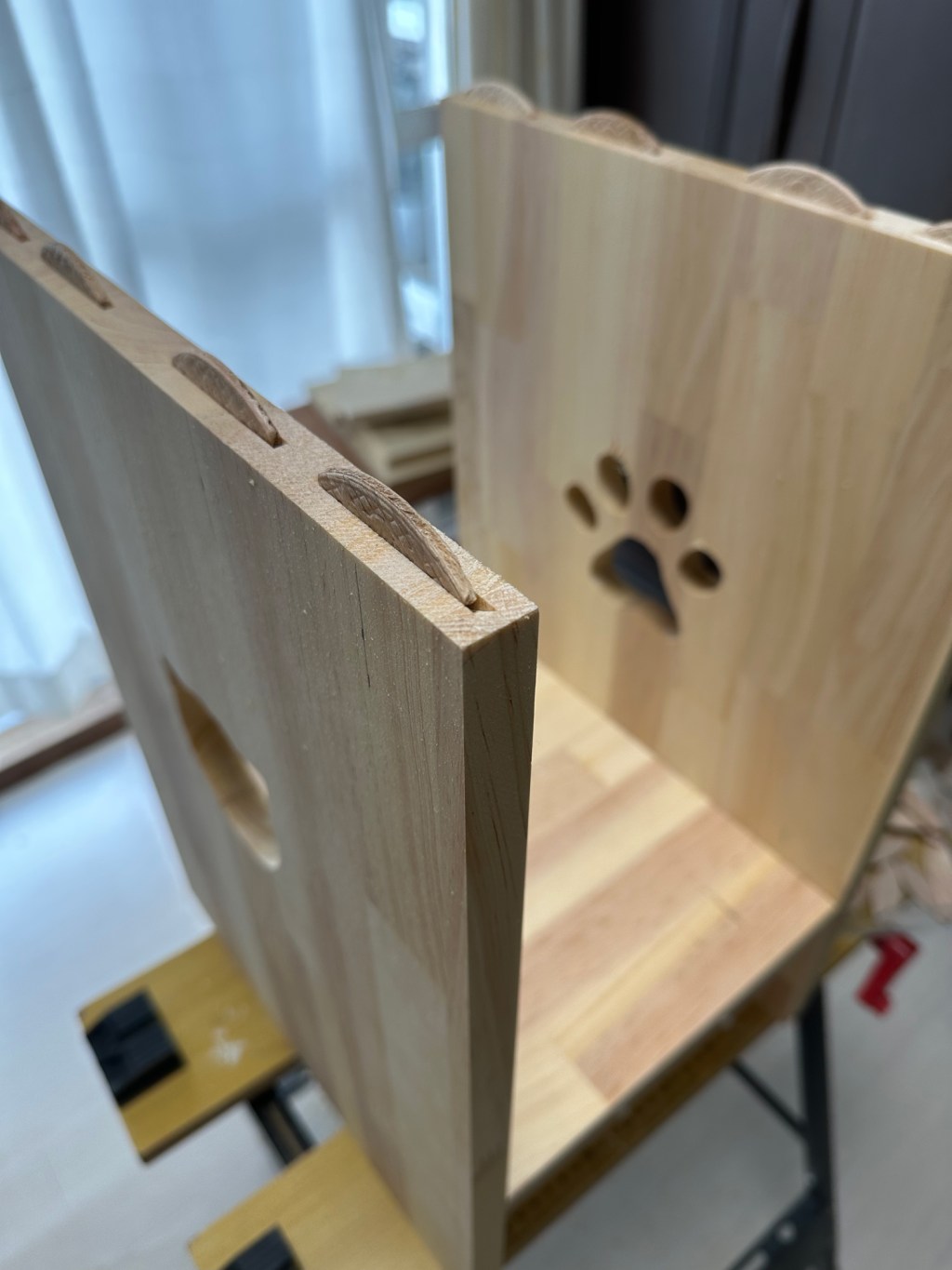 本日も自動給餌器カバーを制作中