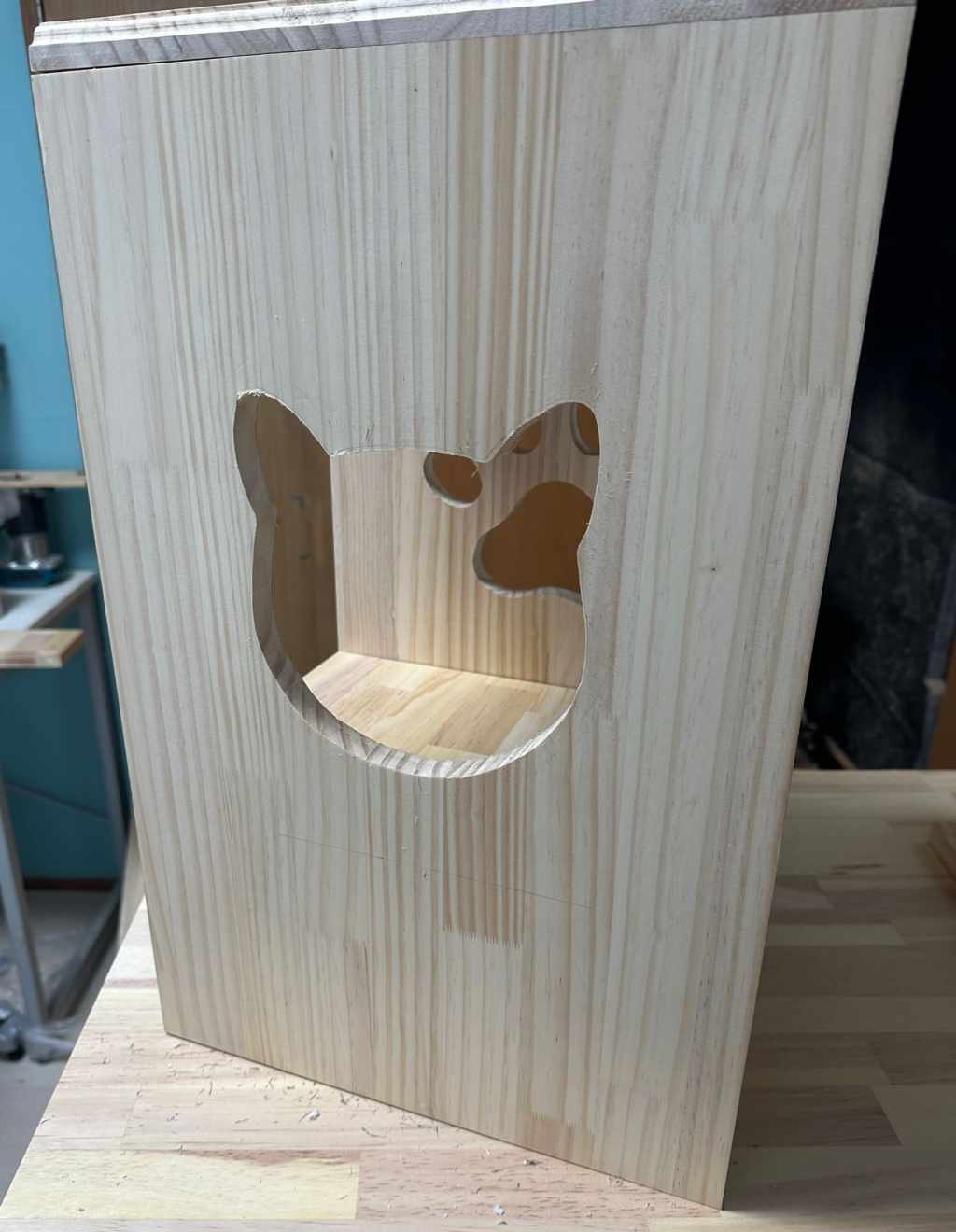 和犬柄の自動給餌器カバー