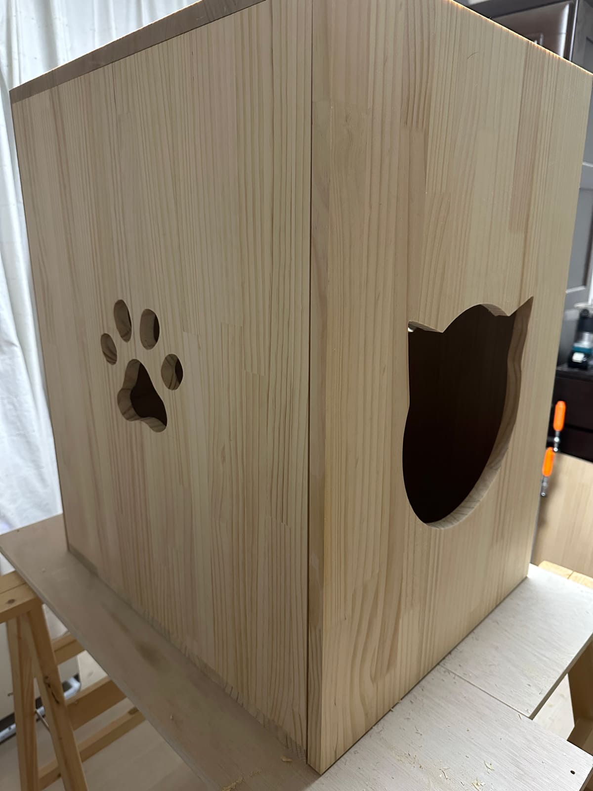 保護猫カフェに展示予定のトイレカバーハウス制作
