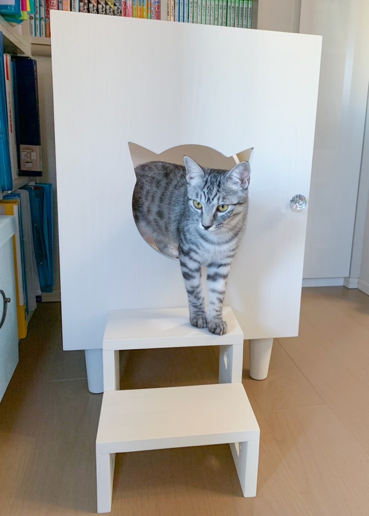 脚付き猫のトイレカバーハウス