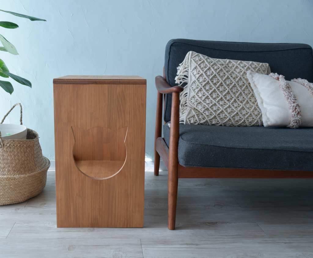 猫顔のサイドテーブル