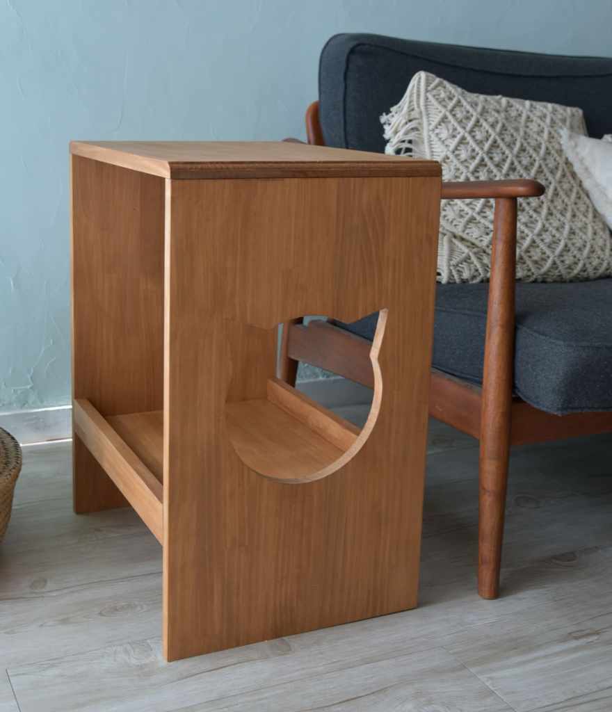 猫顔のサイドテーブル