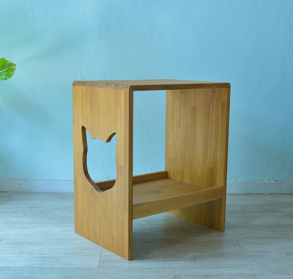 猫と一緒のサイドテーブル完成