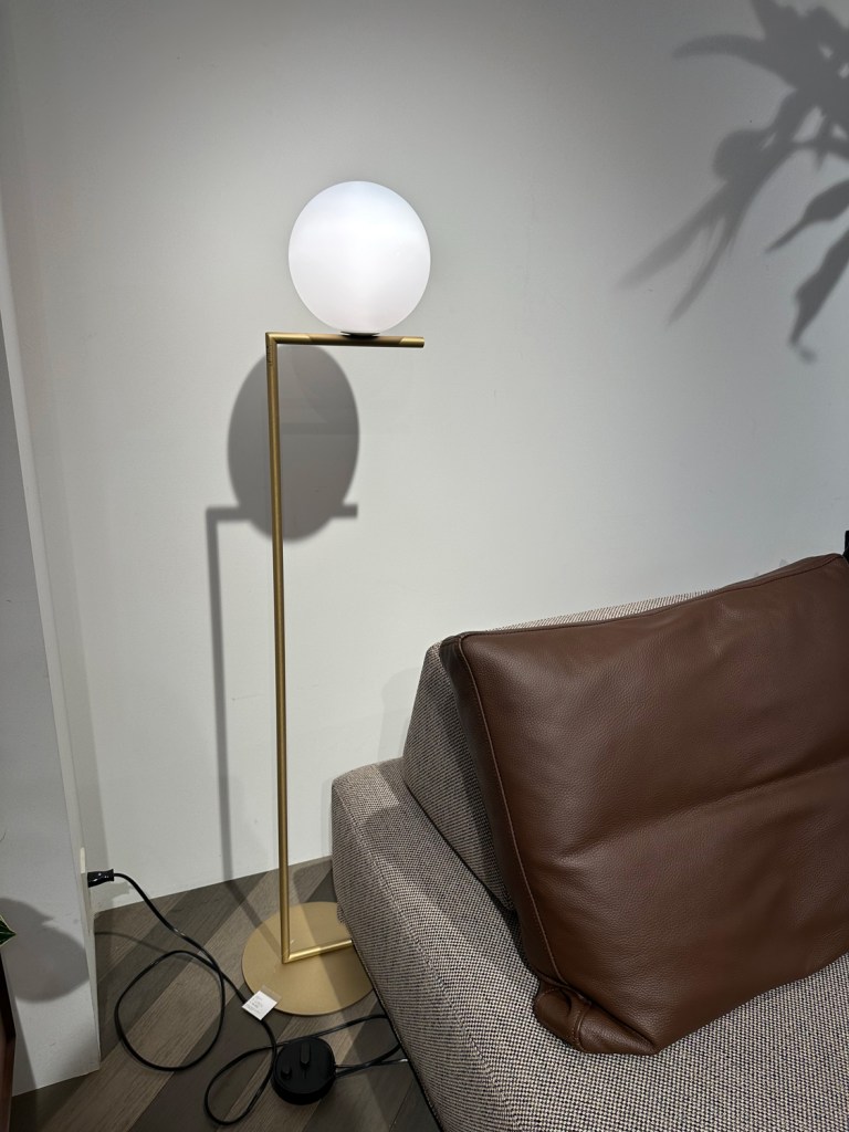 FLOS マイケル・アナスタシアデス