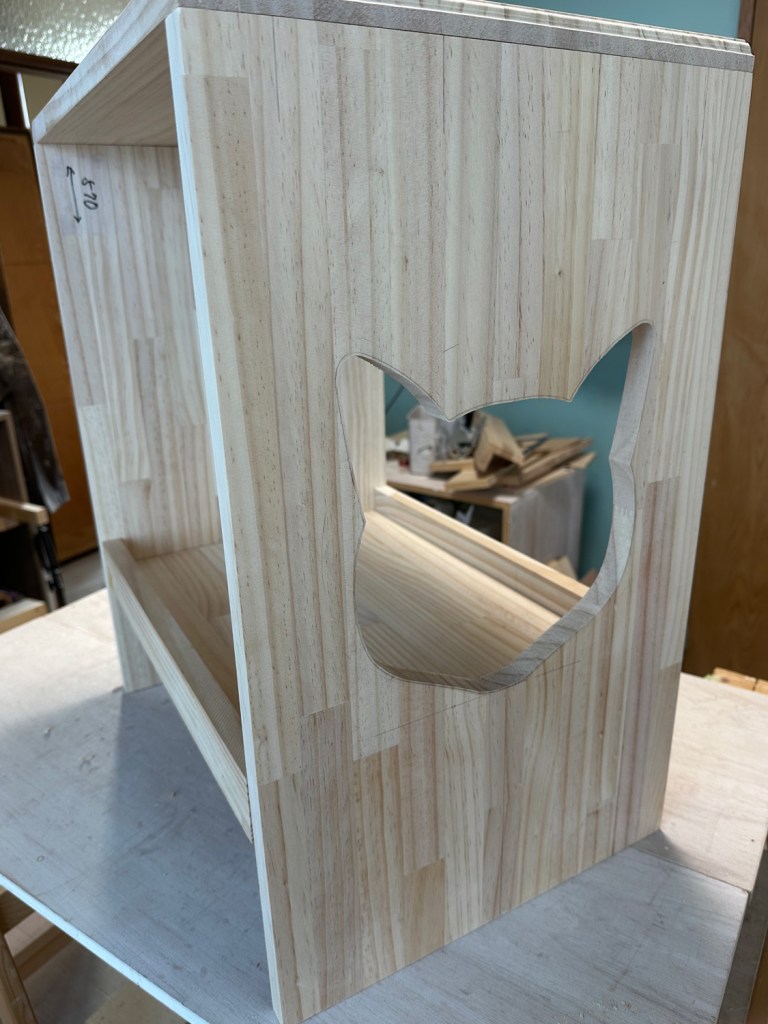 猫とコーヒーが飲めるサイドテーブル