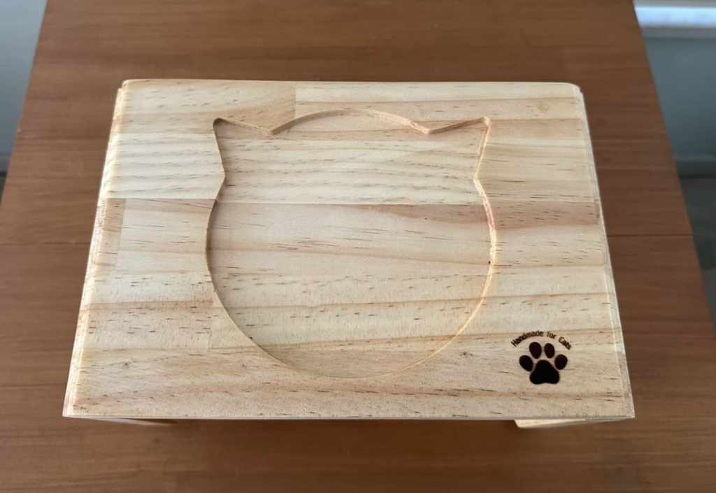 天然木の猫顔の餌台