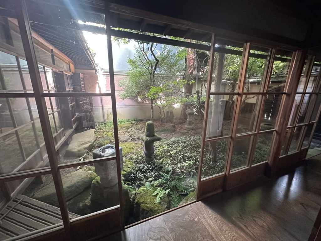 100 CHAIRS EXHIBITION