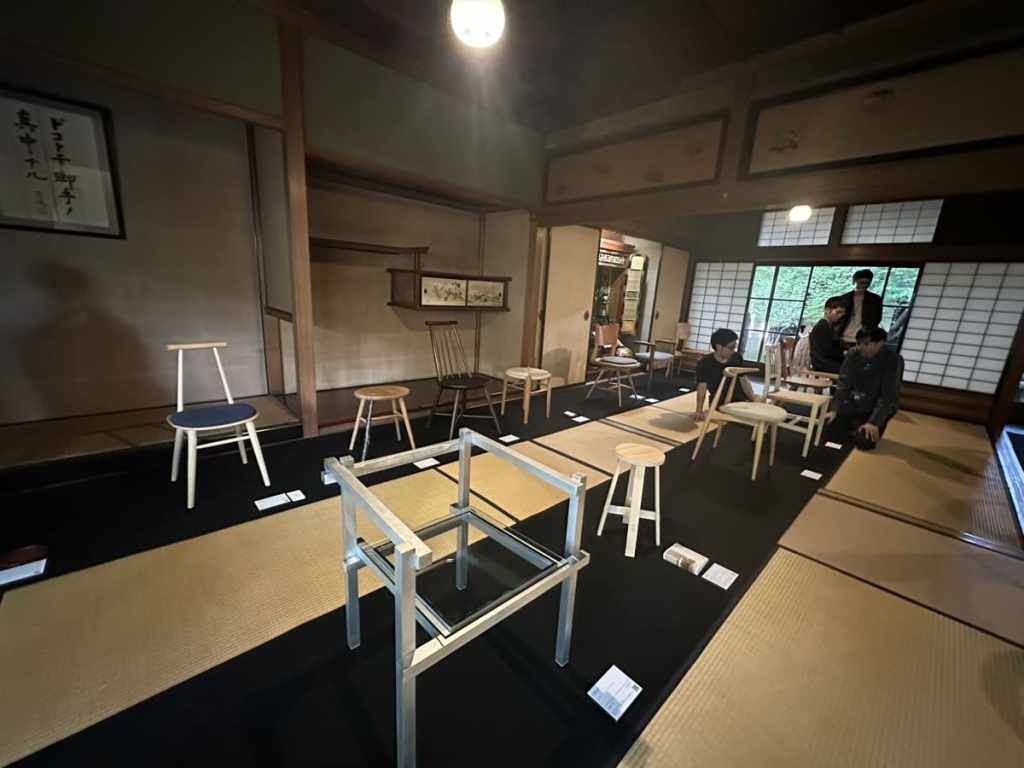 100 CHAIRS EXHIBITION