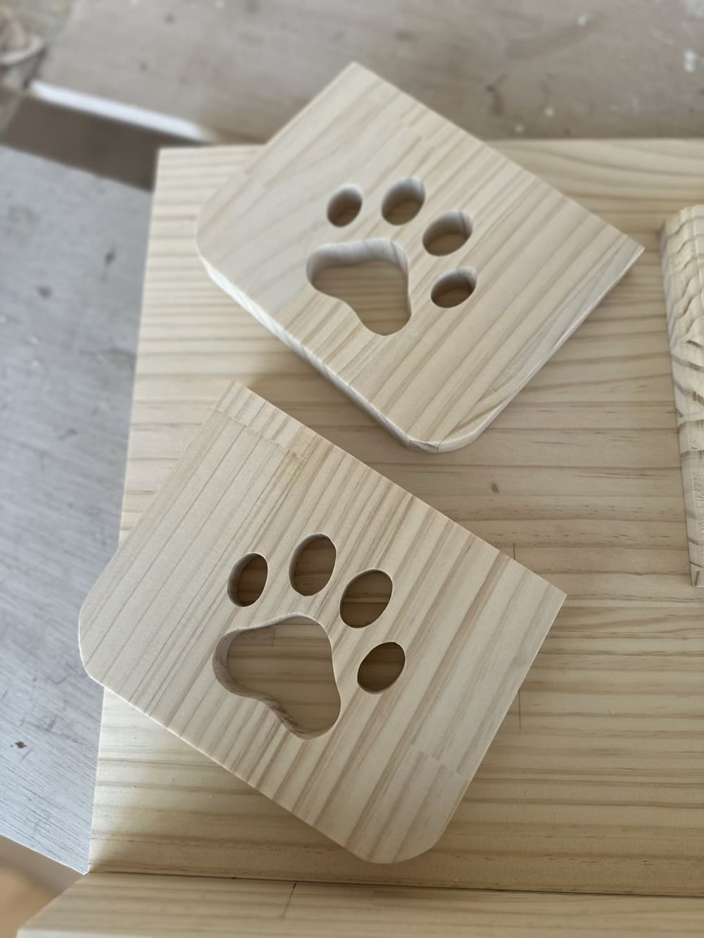 猫の餌台づくり〜焼印と足跡デザイン〜