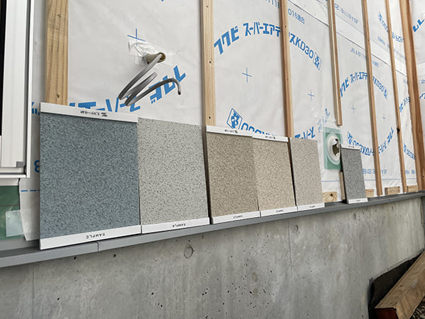 断熱材が入って、家がダウンを着た日。外壁の色は猫次第?