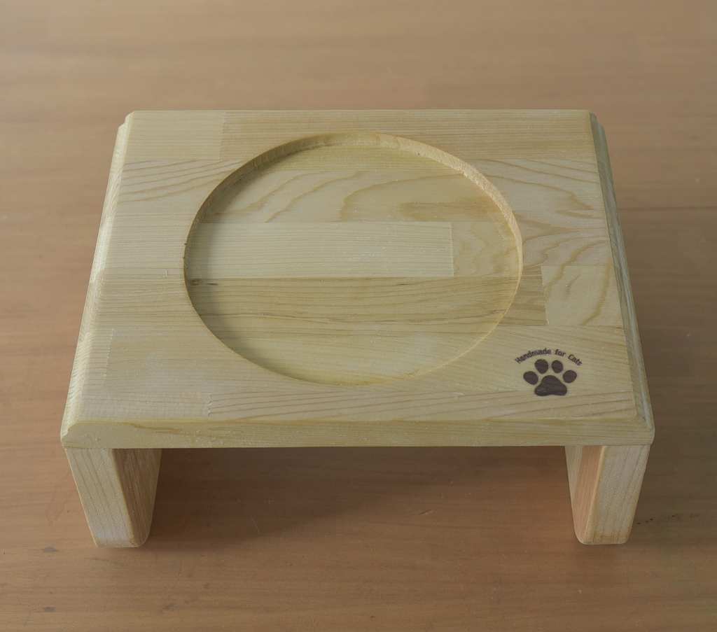 水に強く、毎日安心して使える青森ひば材のワンちゃん用餌台・水飲み台